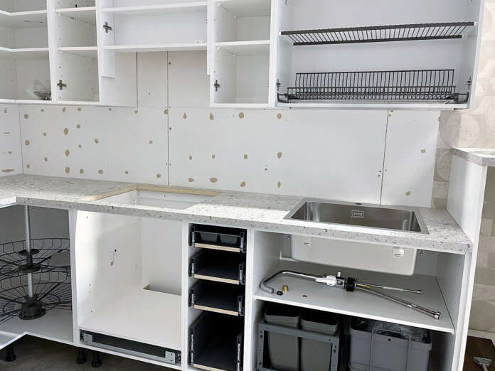 Kun suunnitellaan vaikkapa keittiön uudistamista kerrostalohuoneistossa, tietyt seikat pysyvät herkemmin muuttumattomina. On siis kuivauskaappi, maustekaappi ja jätevaunu.