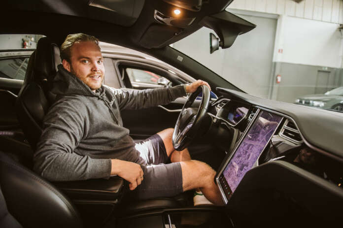 Kamuxin automyyjä Santtu Kalatie sanoo, että yhä useampi saapuu liikkeeseen tutustumaan sähköautovalikoimaan. Hänen mukaansa yksi sähköautojen valttikorteista on laaja varustevalikoima ja tehdaskunnossaan.