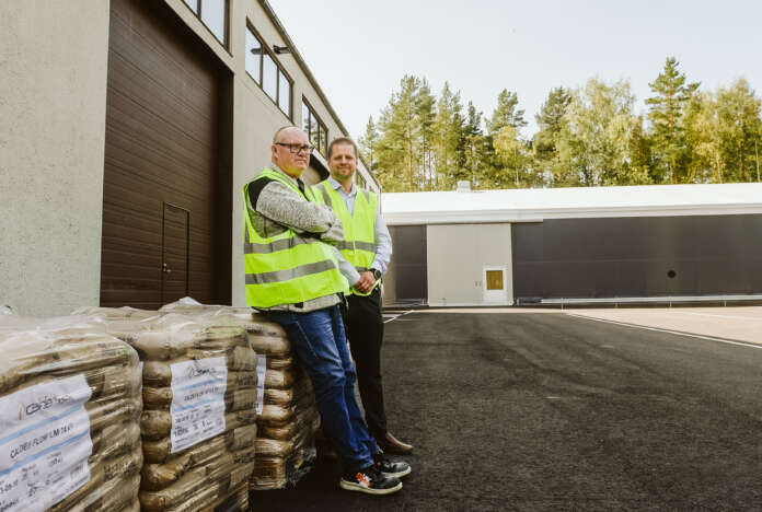 Calderys-miehet varastopäällillö Ari Kiili (vas.) ja myyntijohtaja Ville Liisanantti Paimion päävaraston pihamaalla.
