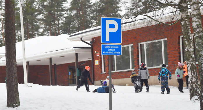 Talvista välituntiriemua eilen maanantaina. Peruskorjauksen myötä Kriivarin vanha ja uusi osa muodostavat koulukokonaisuuden, jossa opiskelee noin kolmesataa oppilasta.