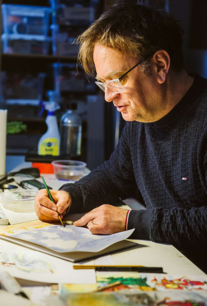 Timo Väntsi on piirtänyt Kunnallislehden joulukansia jo vuodesta 1988 lähtien. Muutamana vuotena kansikuva on jäänyt välistä, mutta tehtynä on siitä huolimatta jo yli 30 kansikuvaa viidellä eri vuosikymmenellä.
