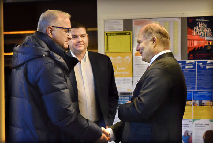 Presidenttiehdokas Olli Rehnin toivottivat tervetulleeksi Paimioon Keskustan Paimion kunnallisjärjestön puheenjohtaja Tuomas Hyssälä ja Paimion kaupunginjohtaja Jari Jussinmäki.