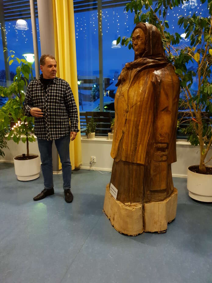Puuveistoksen veistänyt Risto Kantonen esitteli teosta sen julkistamistilaisuudessa Sauvon palvelukeskuksessa 18. tammikuuta 2024.