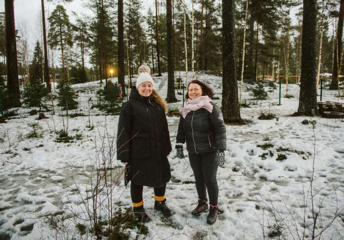 Kotaryhmän perustaminen Tapiolan päiväkotiin on ollut Katja Tiittasen (vas.) monivuotinen haave. Päiväkodin johtaja Heli Seppänen iloitsee, että ryhmän edellyttämä ja kamiinalla varustettu kota rakentuu kuvassa näkyvälle paikalle elokuun alkuun mennessä.