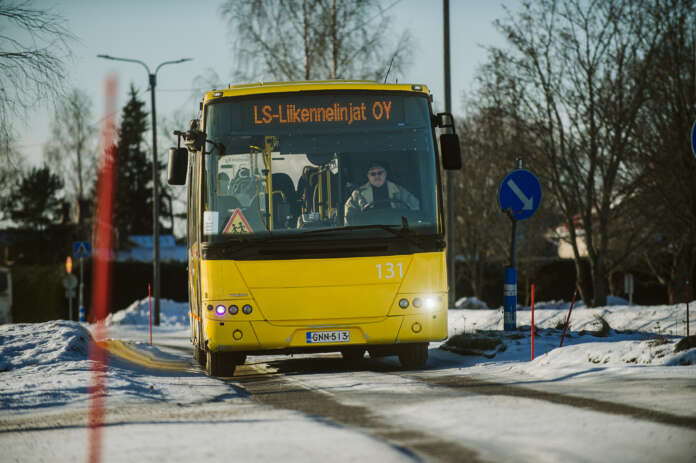 Parhaillaan suurimmat sään aiheuttamat haasteet löytyvät teiltä aivan Sauvon koulukeskuksen edustalta. Polanteen aiheuttamat ajourat ovat syvimmillään toistakymmentä senttiä, ja renkaiden sovittaminen uriin ei ole aina isoilla autoilla aivan mutkatonta.