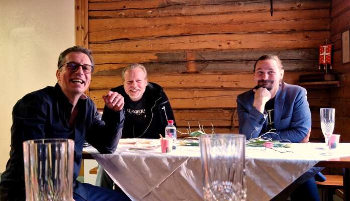 Finlandersin Aarne Hartelin (vas.) on ollut alusta asti mukana suunnittelemassa musikaalia. Niin ikään Finlandersissa soittava Pasi Ketola (kesk.) vastaa esityksen musiikeista ja Roope Pelo puolestaan lauluvalmennuksesta.