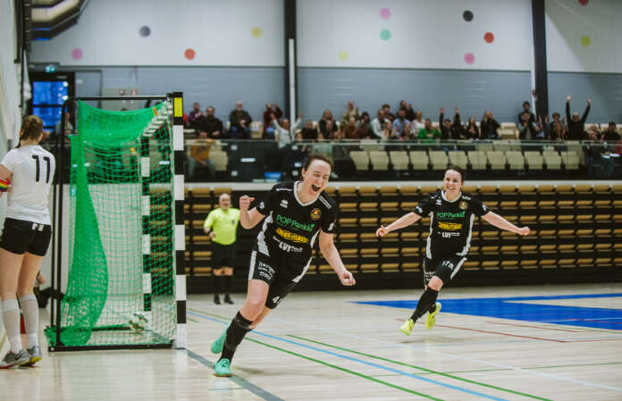 Se on siellä! Terhi Ristolainen on sekuntia aiemmin siirtänyt pelivälineen FC OPA:n tyhjään maaliin ja PiPSin juhlat ovat viittä vaille valmiita alkamaan. Ensimmäisenä Ristolaista onnittelemaan ehti tutkapari Milla Saviluoto.