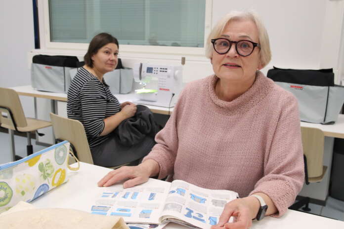 Satu Virta (oik.) ompeli kurssilla itsekutomastaan kankaasta roosanvärisen tunikan. Mervi Lamminpäällä on meneillään takin muokkaaminen sopivammaksi.