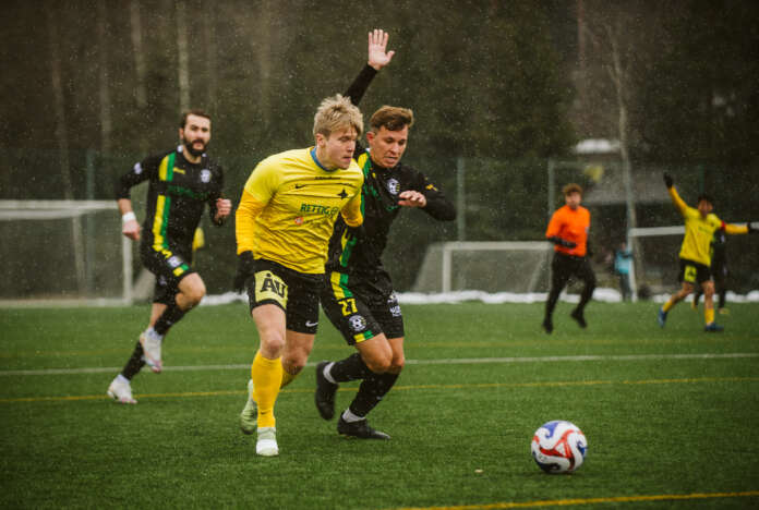 Keltapaitaisen Åbo IFK:n hyökkääjä Jeremias Kaari aiheutti päänvaivaa Peimari-puolustukselle läpi ottelun. Häntä merkannut Joao Teixeira ajettiin lopulta kentältä ulos toisen keltaisen kortin myötä, kun ottelua oli pelattu runsaat 70 minuuttia.