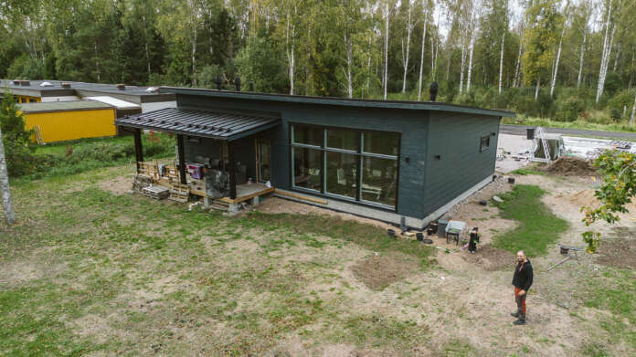 Ensi vuonna Rintalat aikovat ehostaa pihapiiriä, ja mielessä on ainakin raja-aitojen pystyttämistä ja istutusten tekemistä. Vehreys saa Krister Rintalan mukaan näkyä.