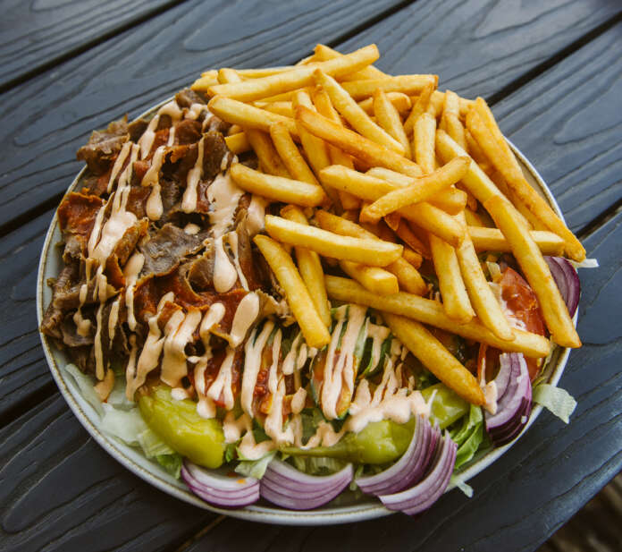 Tältä näyttää Tadimin suosituin ja perinteisin annos, eli kebab ranskalaisilla. Annoksen liha on Paimion Palalihan parasta laatua.