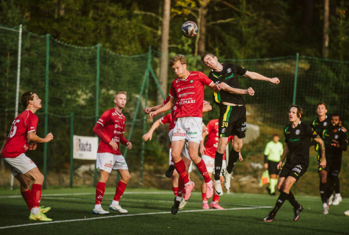 Pargas IF ja Peimari päätyivät lauantaina tasaväkisen kamppailun päätteeksi pistejakoon. Kulmapotkutilanteessa korkeimmalle kipusi Tuukka Kankaanranta, joka siirtyi jo aiemmin syksyllä Peimari 2:sta edustukseen pelaajapulaa paikkaamaan.