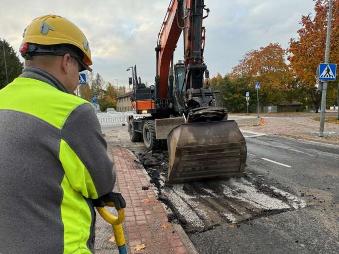 Turun Aluekaivuu Oy:n kaivuri kaivoi aamulla yhdeksän aikaan auki Vistantietä Valkojantien risteyksen tuntumassa.