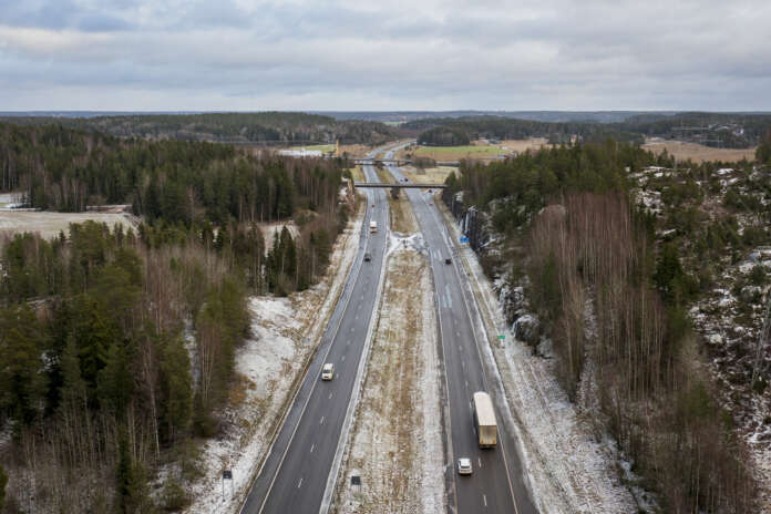 Nopeusrajoitukset moottoritiellä muuttuvat näinä päivinä talvikelien mukaisiksi. Mikäli marraskuussa keli sallii, nopeusrajoitus voi päivänvalossa olla 120 km/h. Kuvassä edessä häämöttää Tammisillan liittymä.