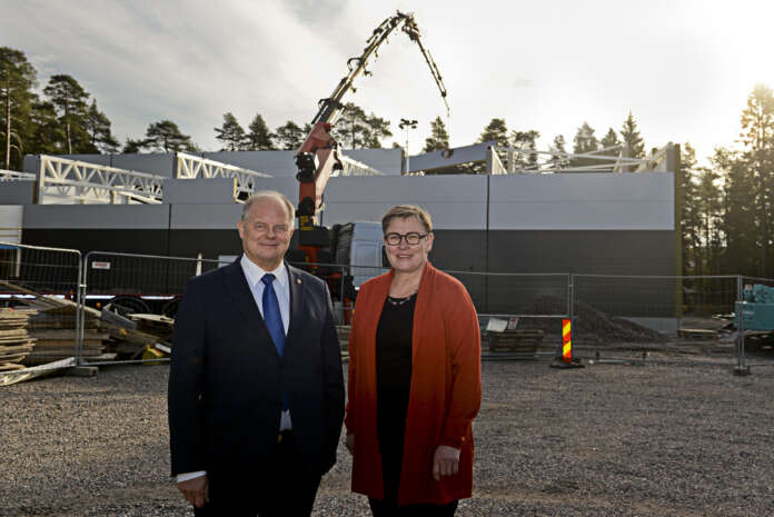 Paimion kaupunginjohtaja Jari Jussinmäki ja hallintojohtaja Jaana Hölsö esittelivät kaupunginjohtajan talousarvioesitystä torstaina. Taustalla kovaa vauhtia valmisteilla oleva sisäliikuntahalli, joka jäänee yhdessä Kriivarin koulun laajennusosan kanssa viimeiseksi suureksi uudisrakennushankkeeksi Paimiossa 2020-luvulla.