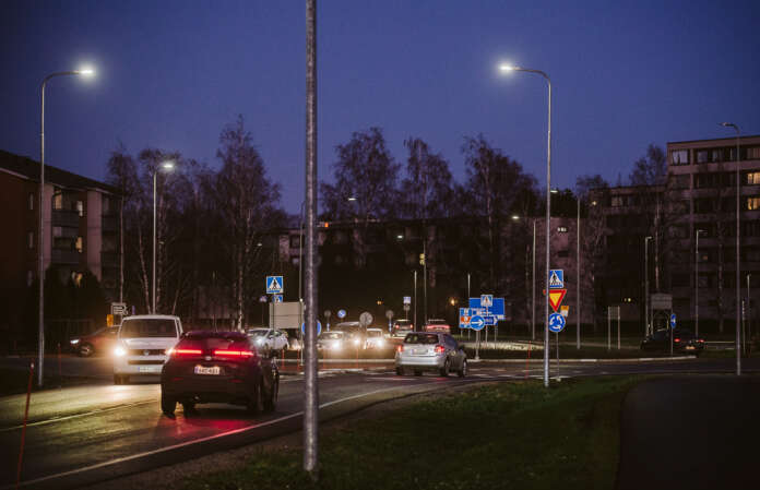 Suuntavilkun käyttämättömyys harmitti useaa kyselyyn vastannutta. Myös kiertoliittymissä ajamista moitittiin useassa eri vastauksessa. Kuva Paimiontien kiertoliittymästä.