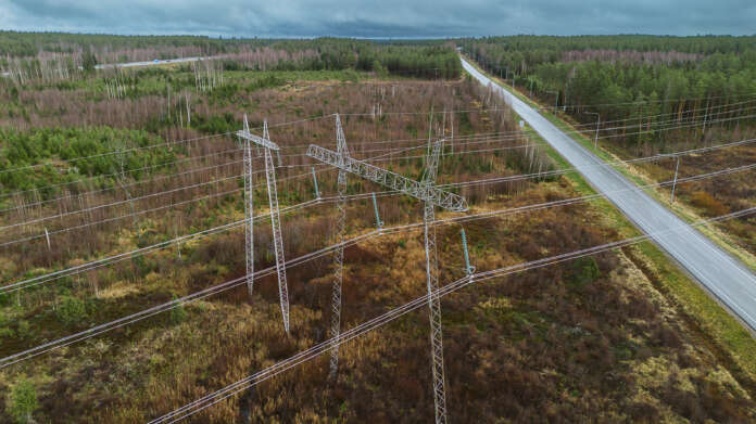 Paimion läpi kulkevat kaksi Fingridin voimalinjaa, toinen kapasiteetiltaan 220 ja toinen 400 kilovolttia, ovat avainasemassa muun muassa aurinkovoimapuiston energiatuotannon kannalta. Voimalinja kulkee sekä Turku-Helsinki-moottorien että 110-tien yli matkallaan kohti pääkaupunkiseutua.