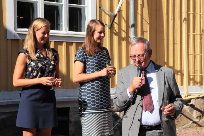 Kuva palkitusta kolmikosta Laura Langh-Lagerlöf, Linda Langh ja Hans Langh, kun he isännöivät Veteraanikansanedustajien kesäjuhlia elokuussa 2023.