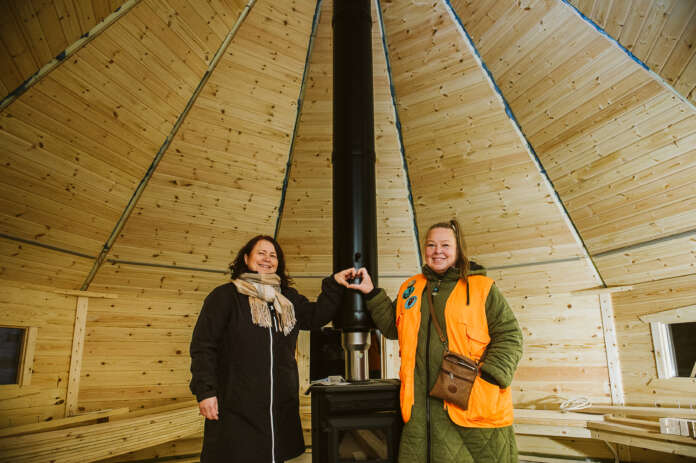 Tapiolan päiväkodin johtaja Heli Seppänen (vas.) ja Katja Tiittanen ovat onnellisia, että vuosia päiväkodin pihalle haaveiltu kota on viimein harjakorkeudessa.