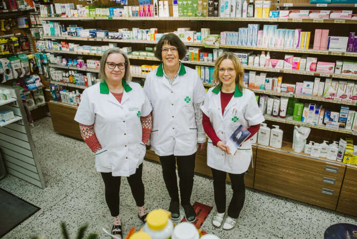 Tekninen työntekijä Birgitta Lehmussalmi (vas.), tuore apteekkari Anneli Vikman ja farmaseutti Pia Vesterkvist lupaavat, että paikallisille tuttu apteekkipalvelu pysyy samanlaisena jatkossakin, vaikka apteekkari vuoden alussa vaihtuikin.