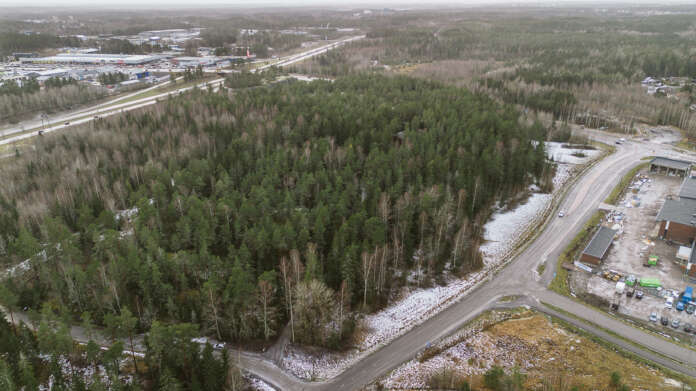 Sukari Capitalin varaamat yritystontit sijaitsevat metsäsaarekkeessa aivan Turku-Helsinki-moottoritien kupeessa, Krossin alueella. Nähtäväksi jää, millainen kaupan alan liiketila alueelle lopulta rakentuu.