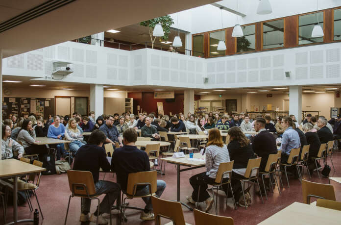 Koko Paimion lukio oli kuuntelemassa nuorisovaltuuston ja opiskelijoiden järjestämää kuntavaalipaneelia.