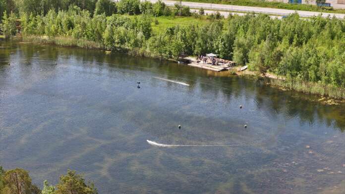 Suomessa on kaksi seuraa ja saman verran ajopaikkoja. Hydro-Killan harjoitus- ja kilpailulampi sijaitsee Maskun Rivieralla.