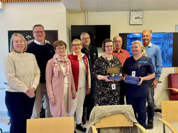 Vasemmalta Paimion seurakunnan diakoni Johanna Penkkimäki, Lions club Paimio Aallon Toni Salminen, Arja Maunu ja Ulla Rahkonen ja Saukkokuoron Jaakko Kivisaari, Olli Airio ja Risto Ervelä. Edessä sairaanhoitaja Elina Pekkarinen ja osastonhoitaja Minna Hujanen kädessään vielä muutama asentamaton digiboksi.