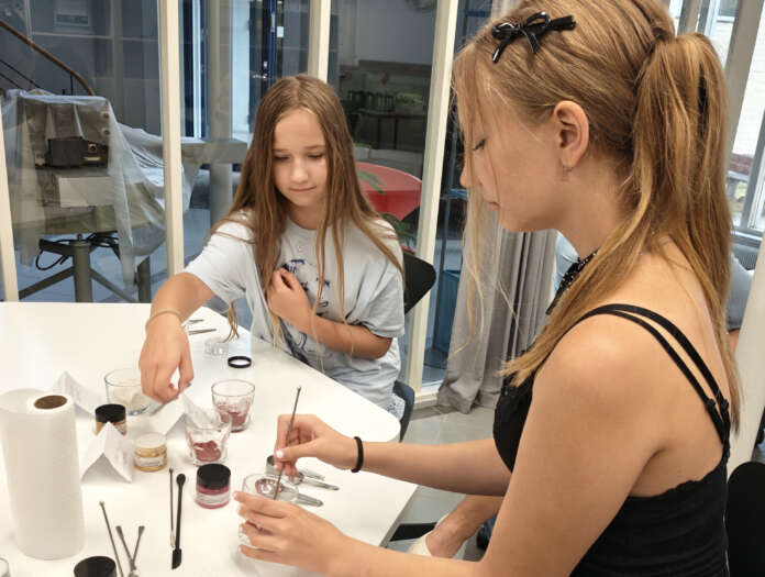 Kesäkuusistolaiset Lova ja Liv Linnankivi osallistuivat kotikosmetiikan työpajaan Tuorlassa. Tämän kesän nuortenkurssi Tuorlassa jää todennäköisesti ainoaksi laatuaan, sillä Vihreä ilo -kosmetiikkayritys siirtyy Turkuun isompiin tuotantotiloihin.