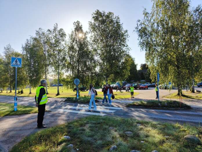 Koulunaloituspäivä sujui rauhallisesti Sauvossa, jossa Lions Club Sauvo valvoi tuttuun tapaan koulun edustaa.
