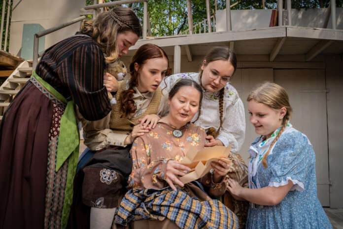 Heini Vahteran ohjaamassa Pikku Naisia -näytelmässä nähtiin peräti 23 eri näyttelijää. Kuvassa Beth (Ronja Juusti), Jo (Aada Sevón), Rouva March (Maija Helamaa), Meg (Emmi Laaksonen) ja nuori Amy (Salli Reponen).