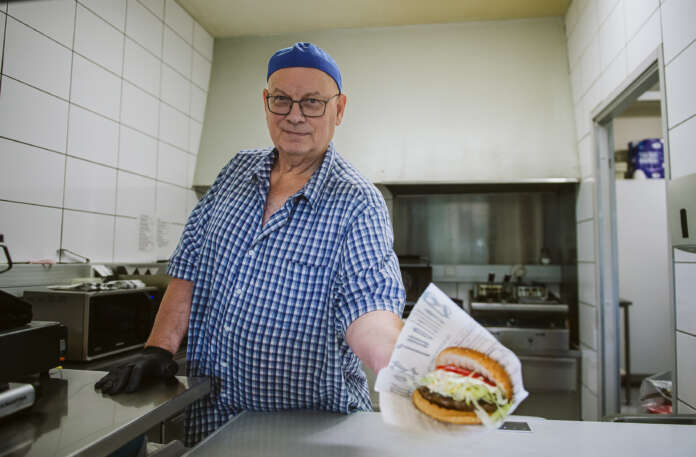 Heikki Kankare on toiminut Sauvon Grillin ja Elintarvikekioskin yrittäjänä keväästä 1985 lähtien. Makkaraperunat on pitänyt koko grillin historian ajan pintansa, mutta Kankare suosittelee silti kokeilemaan listalta myös esimerkiksi kanataskua, joka on saavuttanut viime vuosina hyvän suosion monipuolisuutensa ansiosta.