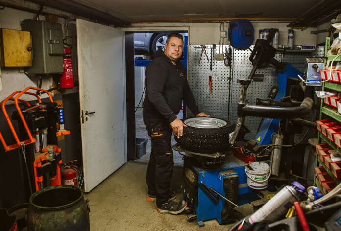 Antti Lehtinen on muovannut kotitilansa entisestä navetasta varsin hyväkokoiset tilat niin autojen huoltamiseen kuin myös rengastöiden tekemiseen.